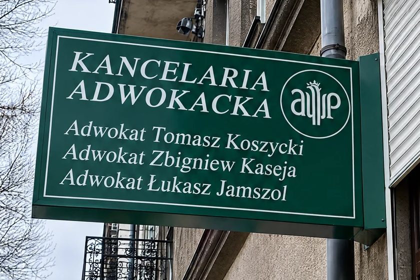 Zielony szyld nad wejściem: Kancelaria Adwokacka, adwokaci Tomasz Koszycki, Zbigniew Kaseja i Łukasz Jamszoł