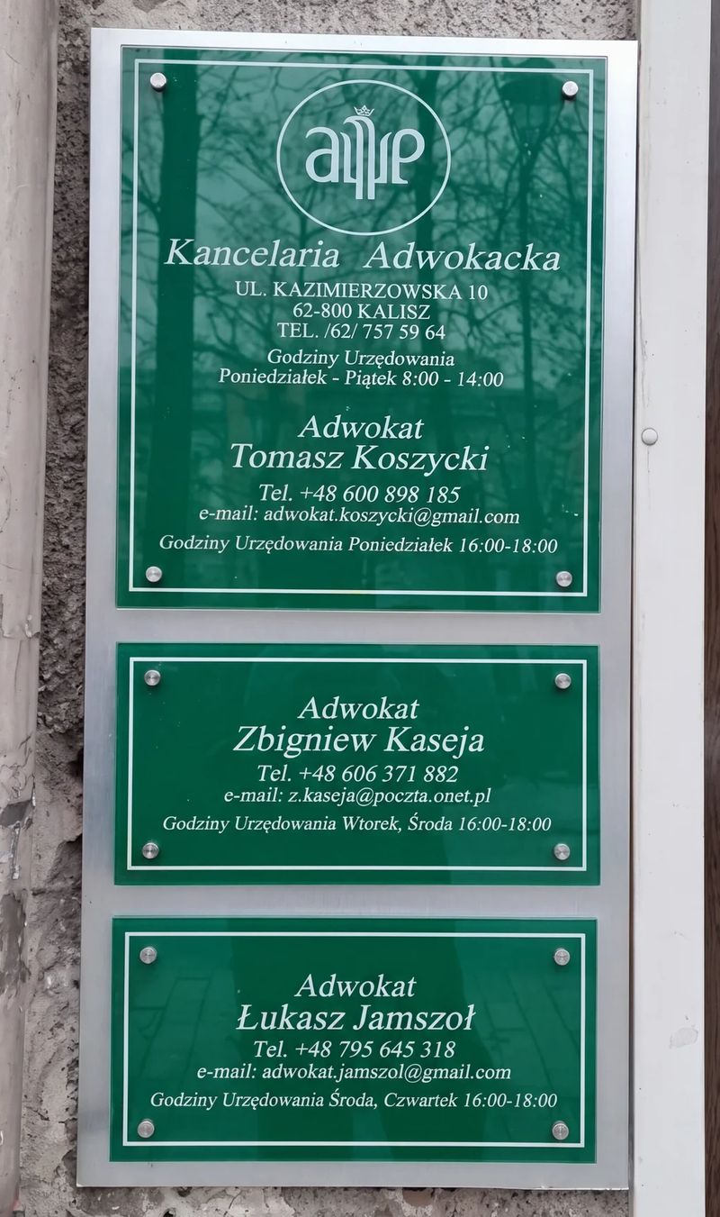 Tablica przy wejściu z danymi kancelarii oraz adwokatów Koszyckiego, Kaseji i Jamszoła, wraz z godzinami urzędowania